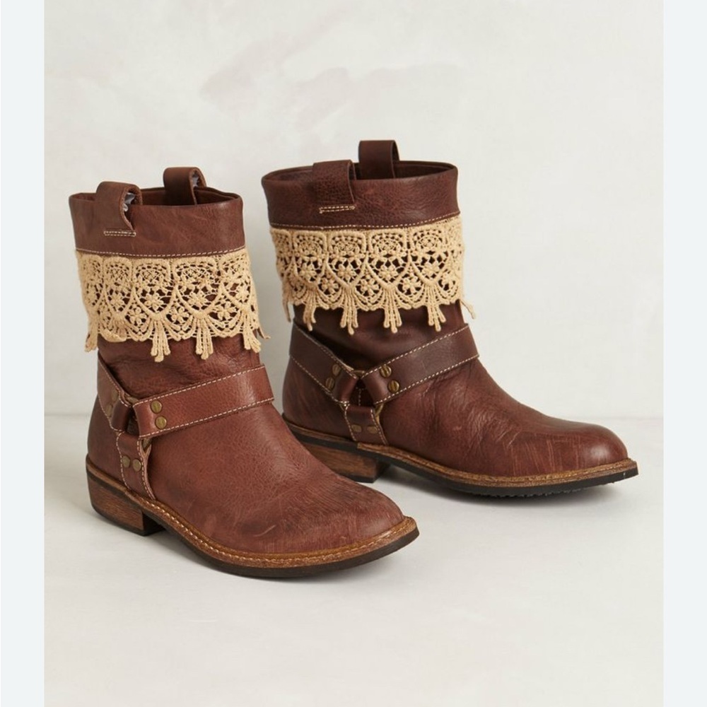 Látigo Cróquet Brown Leather Ankle Boots with Lace Trim